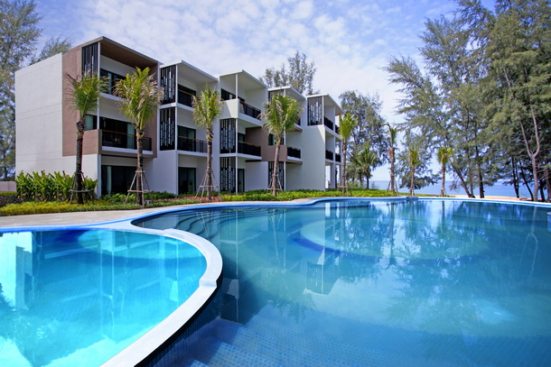 Holiday_Inn_Resort_Phuket_Mai_Khao_Beach    