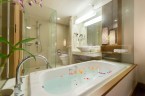 Junior Suite Oceanfront Thani Wing. Bathroom