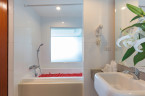 Bathroom with bathtub (Grand Deluxe Room)