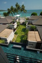 Вид на территорию вилл со стороны здания