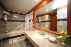 Grand Deluxe Bathroom