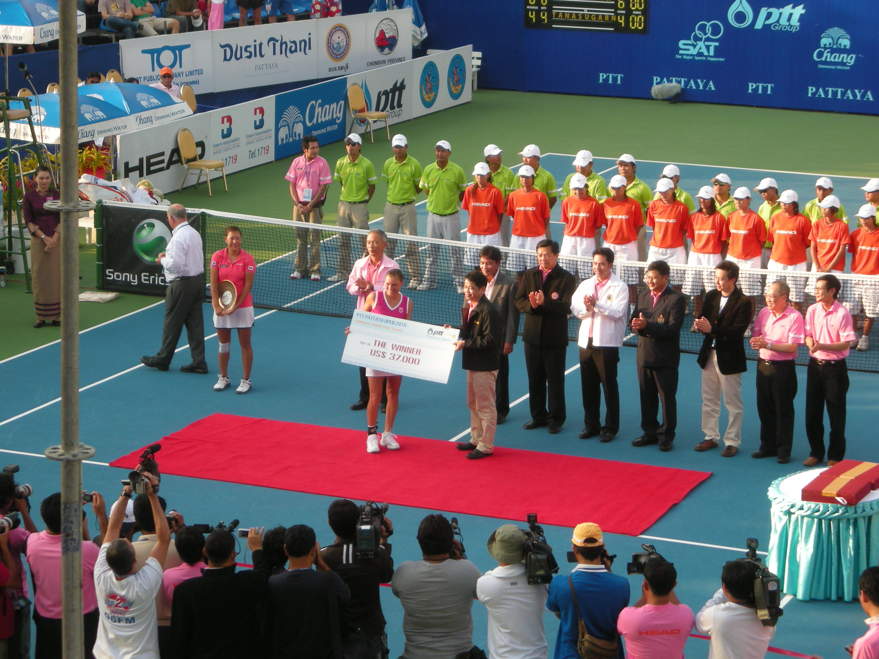 Награждение Веры Звонаревой - победительницы PTT Pattaya Open 2010